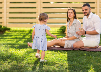 夫妇爱与小女儿在他们的家附近的野餐, 美国风格