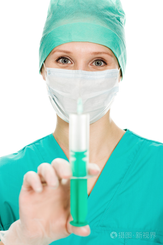 外科医生进行注射的注射器的女人