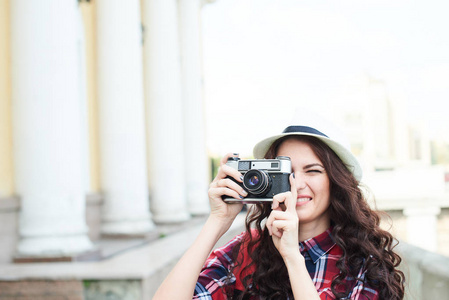 一群人站在车前拍照图片-一群人站在车前拍照素材-一群人站在车前拍照