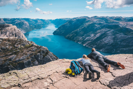 在挪威的岩石顶部的人享受惊人的景色 Lysefjord