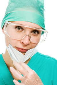 防护眼镜和口罩的外科医生女人