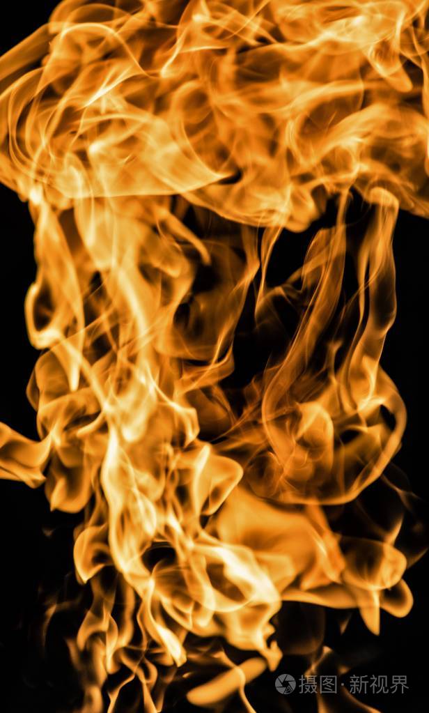 黑色背景下的明亮火焰火