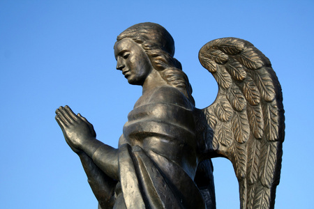 片段的青铜雕塑的祈祷天使 6