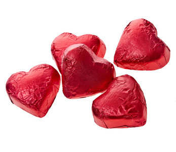 糖心在白色背景上的心形巧克力糖果照片