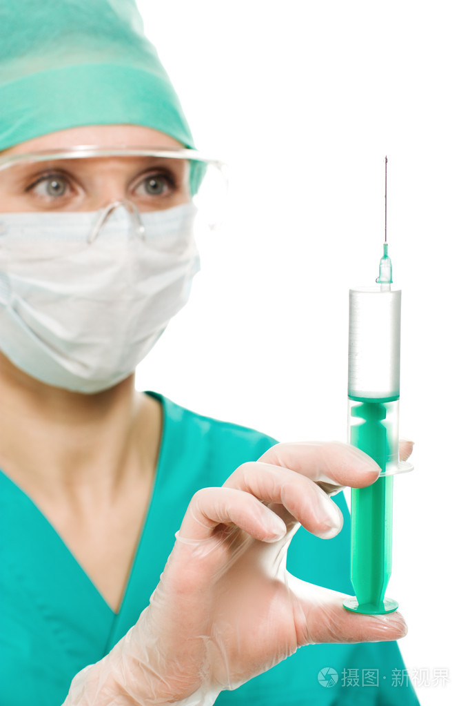 外科医生进行注射的注射器的女人