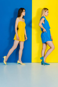 蓝色和黄色背景下的夏季服装优雅时尚女性