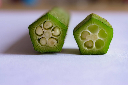 黄秋葵横断面视图在白色背景下照片