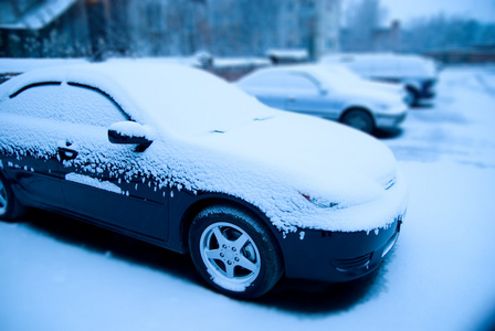 大雪覆盖汽车在停车场