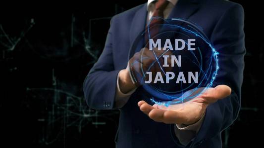 商人展示日本在他手上制作的概念全息图