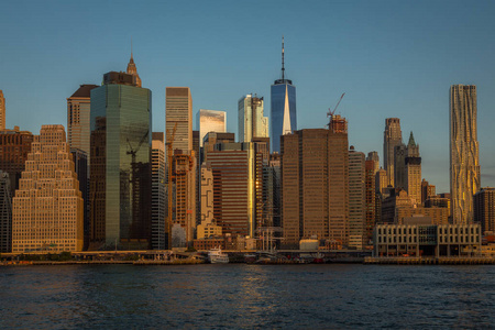 纽约天际线景观从布鲁克林大桥公园绿道的曝光