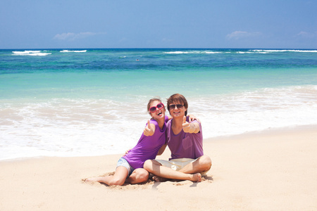 美丽的年轻夫妇在热带巴厘岛 beach.honeymoon