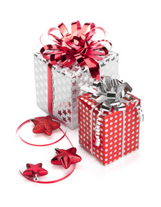 两个红色和银色礼盒丝带和圣诞装饰