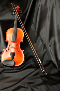 小提琴和黑色丝绸上的蝴蝶结