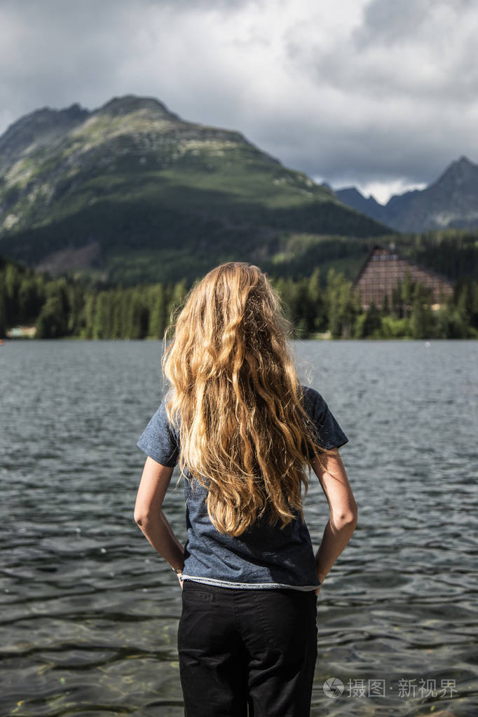 由湖的年轻妇女的背部.strbske 萨格勒布在斯洛伐克