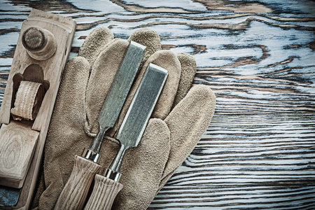 安全手套在木板上更牢固的凿子剃须平面