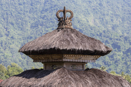 印度尼西亚巴厘岛印度教寺庙的传统巴厘岛屋顶。旅游和建筑背景。特写