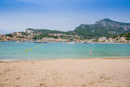 西班牙 Soller 的马略卡岛港。美丽的海滩和海湾与小船在清楚的蓝色水夏天天