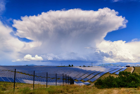 法国 Provance 太阳能发电厂上空的巨型雷暴云。自然力量