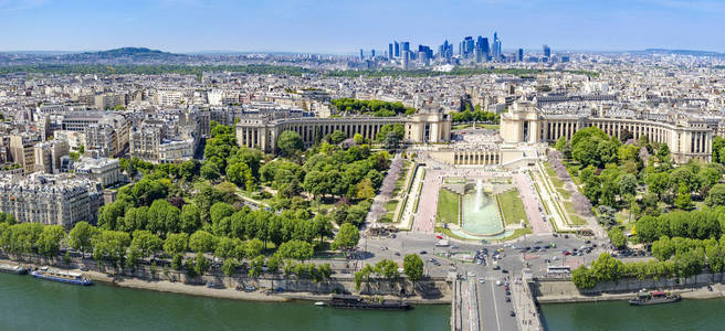 巴黎的空中全景, 特罗卡德罗与 chaillot 宫喷泉和花园以及拉国防当代商业中心摩天大楼在背景地平线上