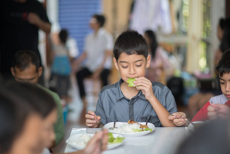 学生男孩和女孩一起午餐时间在学校食堂