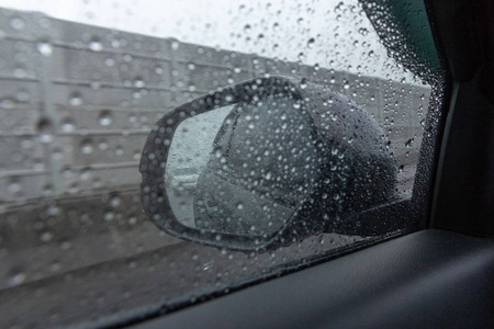 雨落在挡风玻璃上, 下雨时开车上路, 选择性对焦