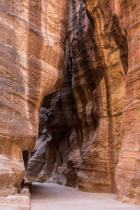 Siq, 一个砂岩峡谷在佩特拉, 约旦, 在途中国库