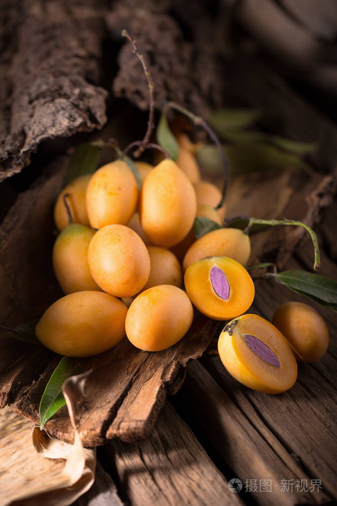 plango水果或玛丽安李子热带东南亚水果老