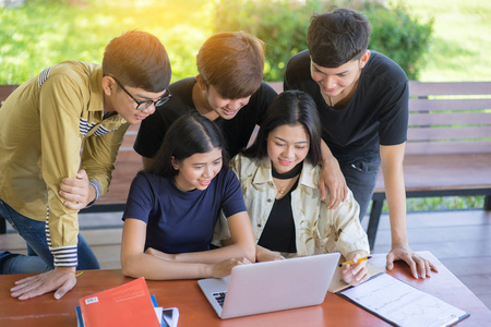 回到学校教育知识大学理念, 青少年使用电脑和片剂, 教育和技术理念