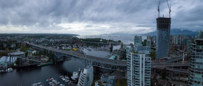 在多云的日出期间, 市中心城市高层建筑的鸟瞰图。在加拿大不列颠哥伦比亚省温哥华拍摄