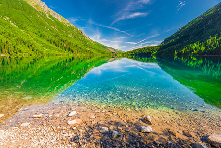 Tatras 的天然湖泊 Morskie Oko, 清水