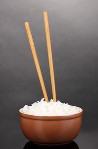 碗的米饭和筷子上灰色背景