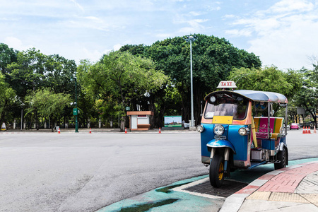 在街上等候游客的笃笃泊车