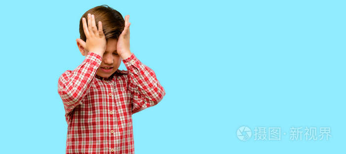 英俊的蹒跚学步的孩子与绿色的眼睛恐惧和紧张表达焦虑和惊恐的姿态