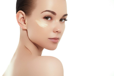 青年和皮肤护理概念.女性美容面部肖像在白色与健康皮肤隔离照片