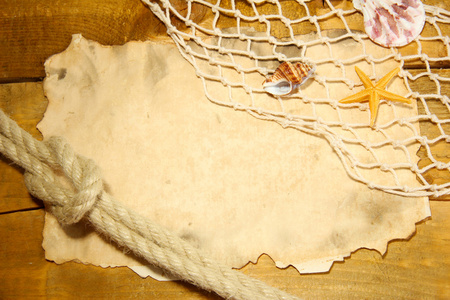 旧的纸，捕鱼网和木桌上的绳索