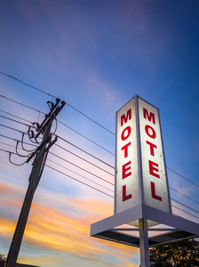 老式汽车旅馆灯标志在日落, 新西兰