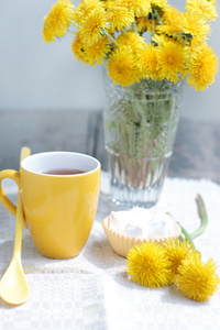 在玻璃杯子和鲜花茶图片