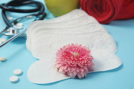 与月经垫和花的颜色背景组成。妇科检查