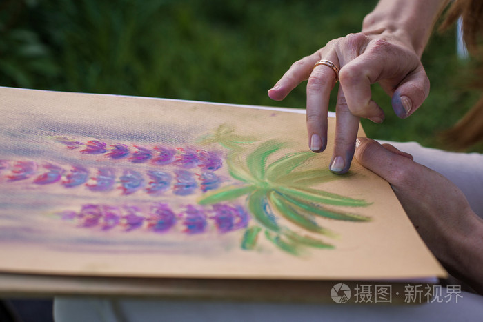 女孩绘制粉彩花