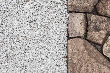 日本传统园林中的日本石板小路照片