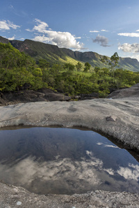 美丽的岩石风景与刻河在淡水河谷 da Lua 月亮谷, Chapada dos Veadeiros, 戈亚斯州, 巴西中部