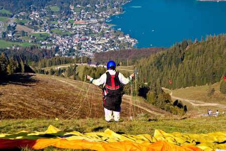 在阿尔卑斯山滑翔伞