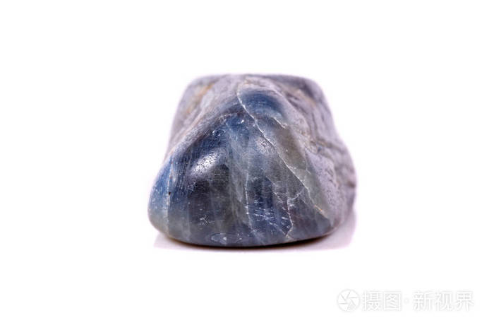 白色背景的宏观矿物宝石蓝宝石特写
