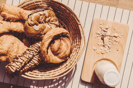 健康饮食和传统烘焙理念的最高视角厨房餐桌上的新鲜面包, 早上的饮料