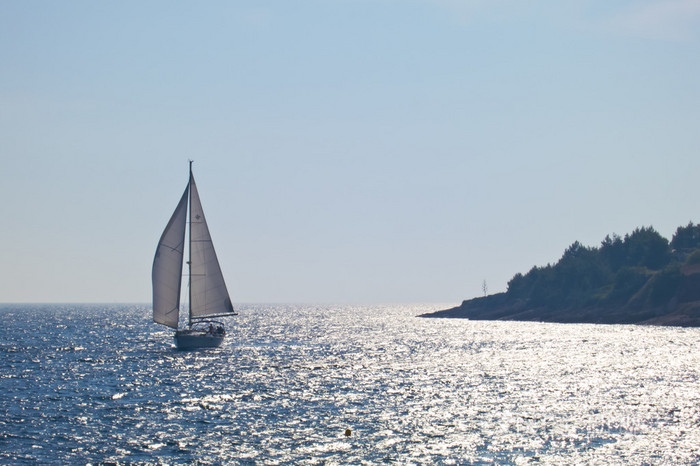 平静美丽的蓝色大海,在克罗地亚帆船