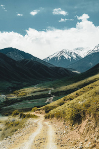 哈萨克斯坦中亚草原与天山山的街道