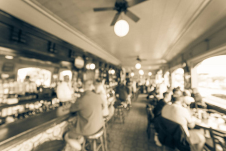 老式的模糊抽象原始爱尔兰咖啡餐厅在美国旧金山。酒保在酒吧柜台与顾客交谈