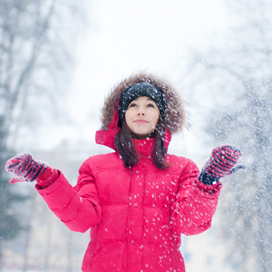 快乐的年轻女人戏剧与雪