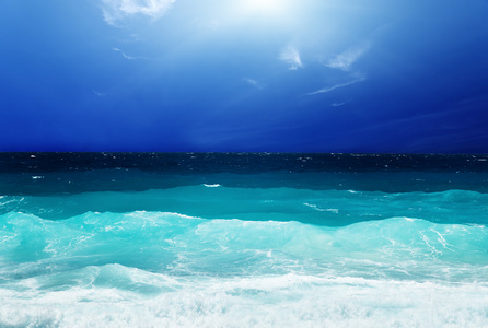 完美的天空和印度洋的水