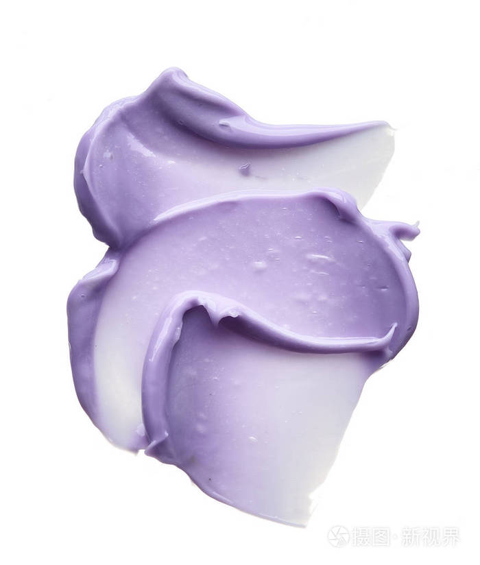 紫色化妆涂片的唇光泽隔离在白色背景白色背景下的紫色奶油纹理